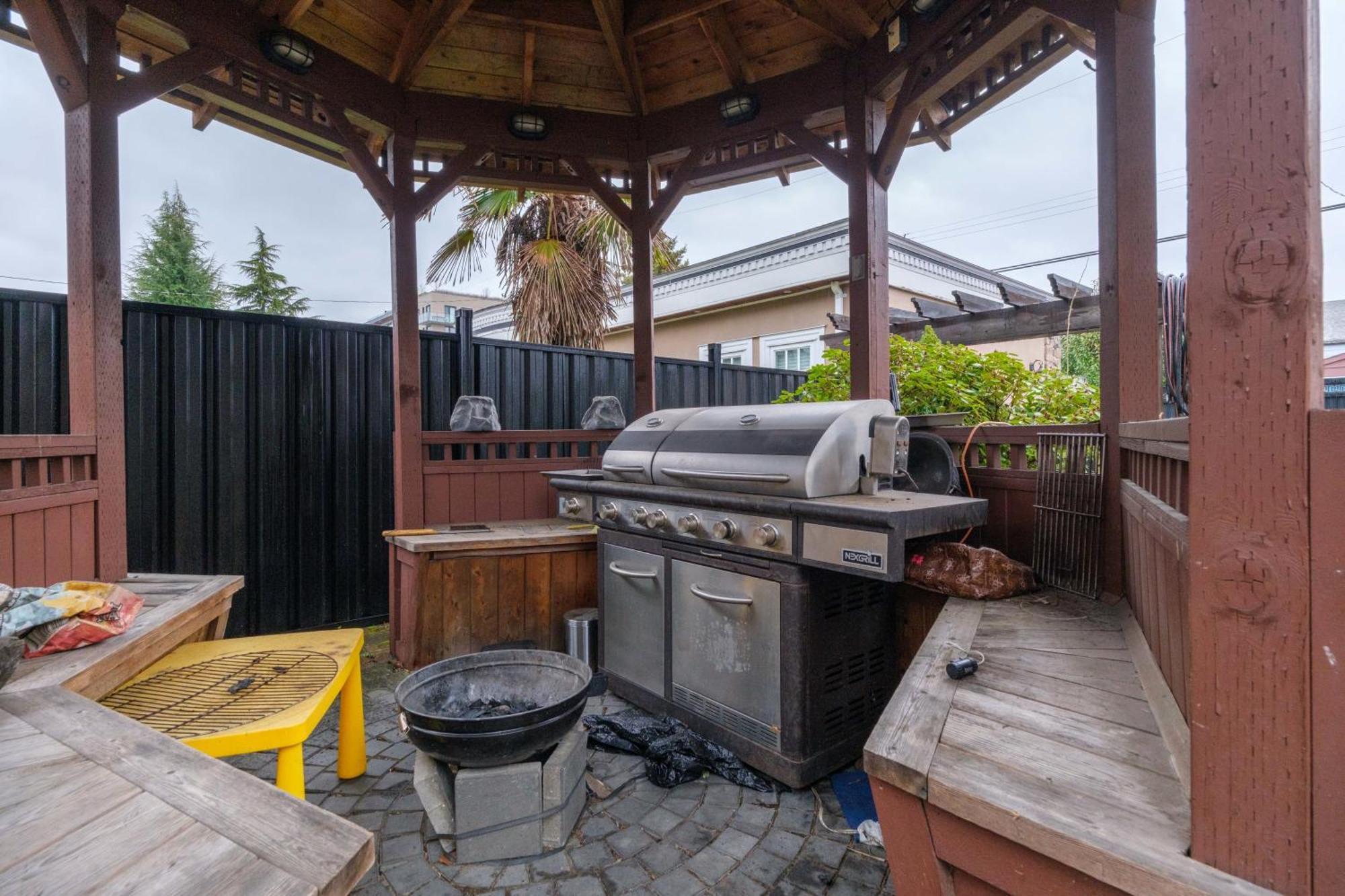 Deluxe Room With Ensuite Washroom In Villa Vancouver Exterior photo