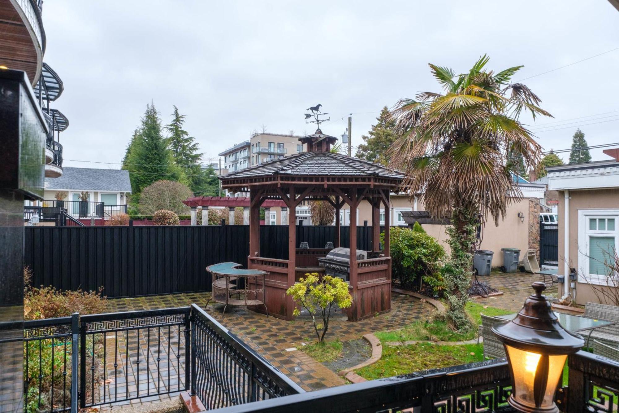 Deluxe Room With Ensuite Washroom In Villa Vancouver Exterior photo